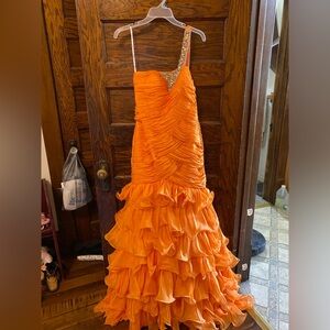 Mermaid dress never worn with tags   Size 8